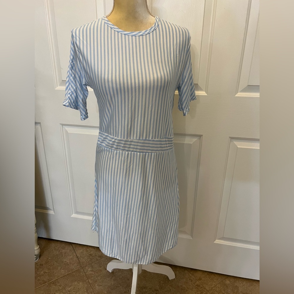 $1 DRESS SIZE MED. NEW WITHOUT TAGS. $1 WITH ANY ORDER OF $10 OR MORE - Picture 2 of 6